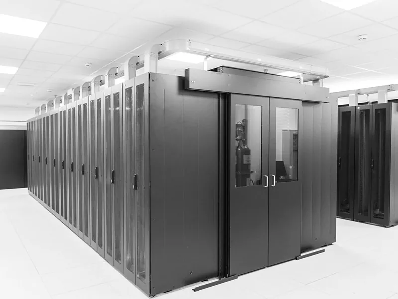 Шкаф със затворен студен коридор